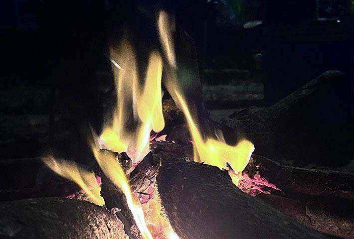 Fogueira na praia à noite