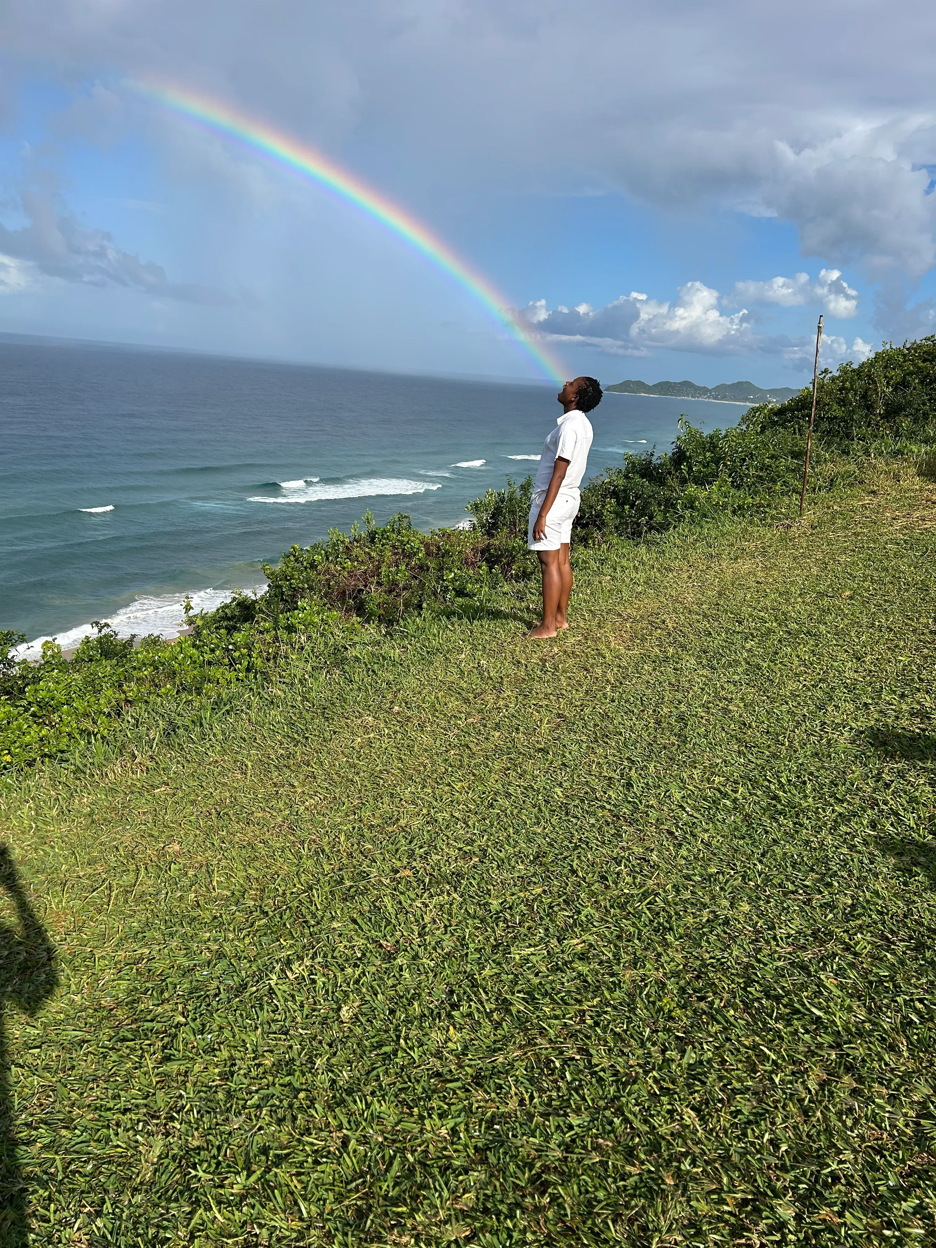 Arco-íris sobre o oceano em Ponta Malongane